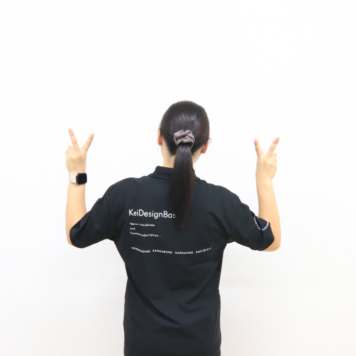 スタッフがソファを使用している後ろ姿