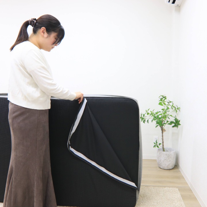 カバーを外している様子