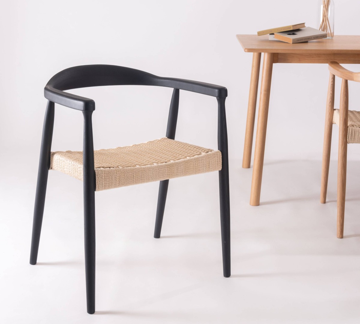 ダイニングに置かれたRoselleペーパーコードチェア